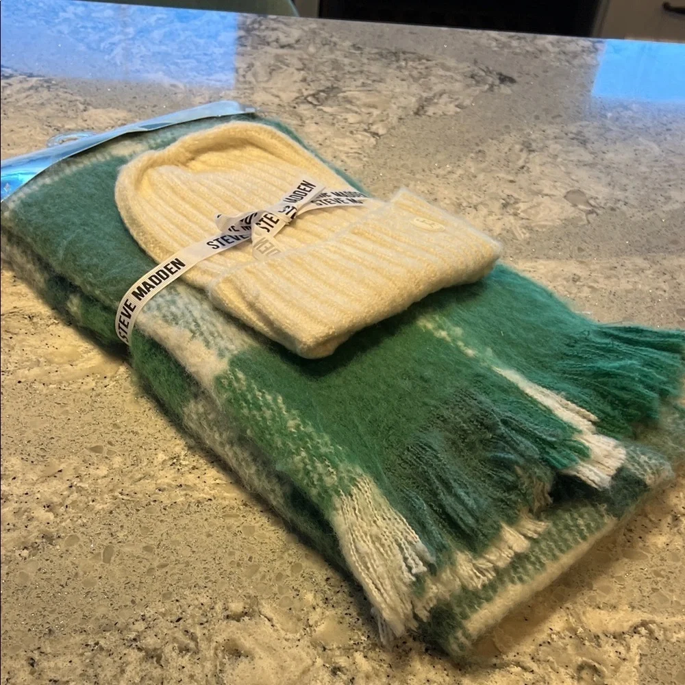 NWT Steve Madden Green and White Winter Set Hat and Scarf